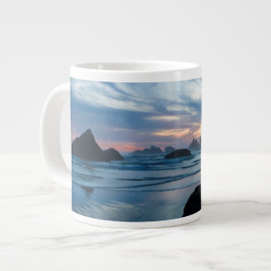 USA, Oregon, Bandon Beach. Möwe auf Felsen Jumbo-Tasse