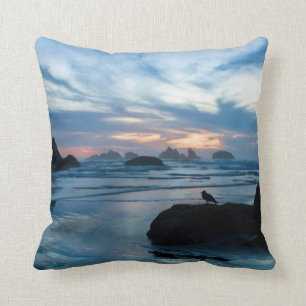 USA, Oregon, Bandon Beach. Seagull auf Felsen Kissen