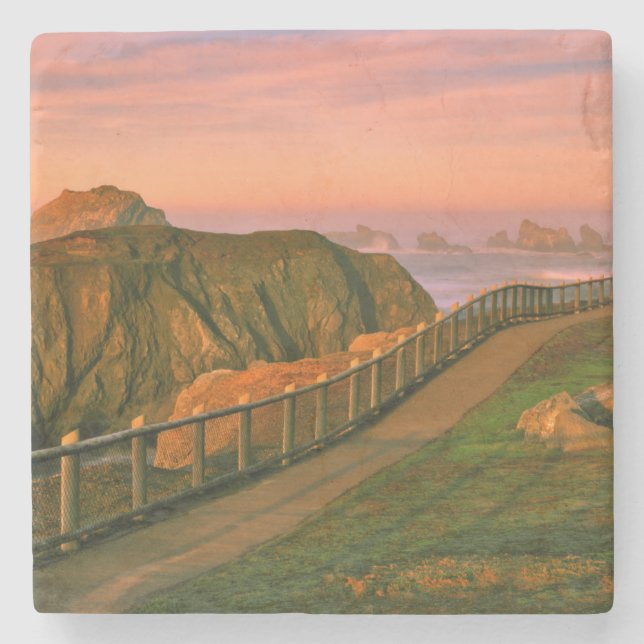 USA, Oregon, Bandon. Felsen auf dem Weg Steinuntersetzer (Vorderseite)