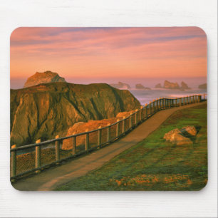 USA, Oregon, Bandon. Felsen vom Weg aus betrachtet Mousepad