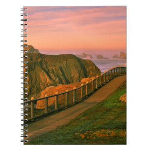 USA, Oregon, Bandon. Felsen vom Weg aus gesehen Notizblock