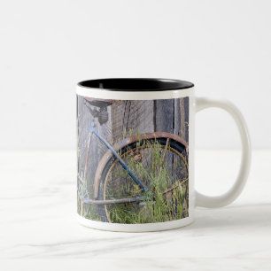 USA, Oregon, Bend. Ein heruntergefahrenes altes Fa Zweifarbige Tasse