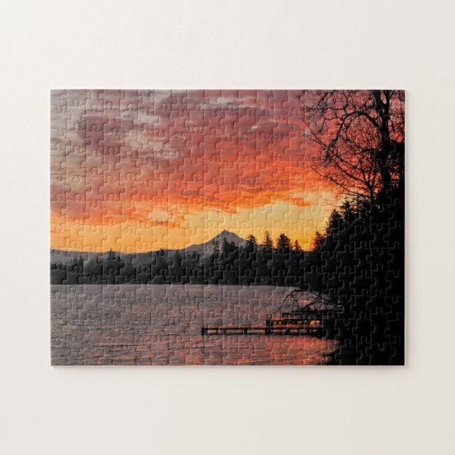 USA, Oregon. Blauer See und Berghütte bei Sonnenau (Horizontal)