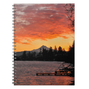 USA, Oregon. Blauer See und Berghütte bei Sonnenau Notizblock