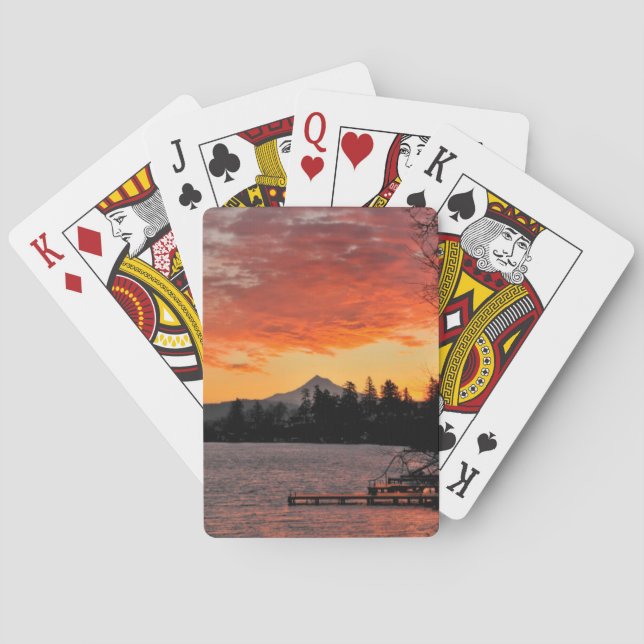 USA, Oregon. Blauer See und Berghütte bei Sonnenau Spielkarten (Rückseite)