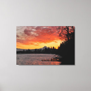 USA, Oregon Blauer See und Berghütte bei Sonnenauf Leinwanddruck