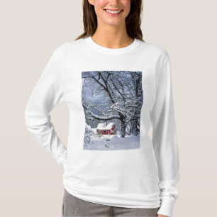 USA, Oregon, Clackamas County. Frischer Schnee bed T-Shirt