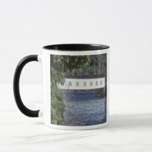 USA, Oregon. Ein Pick-up überquert die Tasse