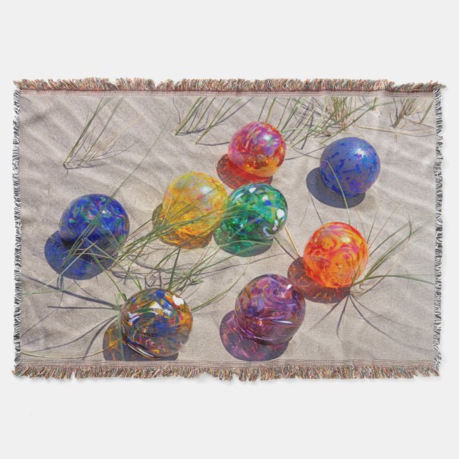 USA, Oregon. Farbenfrohe Glasflöße auf Sanddüne Decke (Vorderseite)
