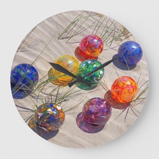 USA, Oregon. Farbenfrohe Glasflöße auf Sanddüne Große Wanduhr (Vorderseite)