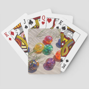 USA, Oregon. Farbenfrohe Glasflöße auf Sanddüne Spielkarten