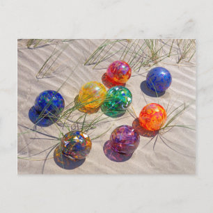 USA, Oregon. Farbige Glasbojen auf Sanddüne Postkarte