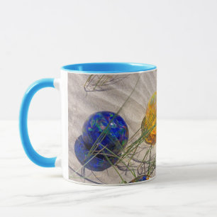 USA, Oregon. Farbige Glasflotsam auf Sanddüne Tasse