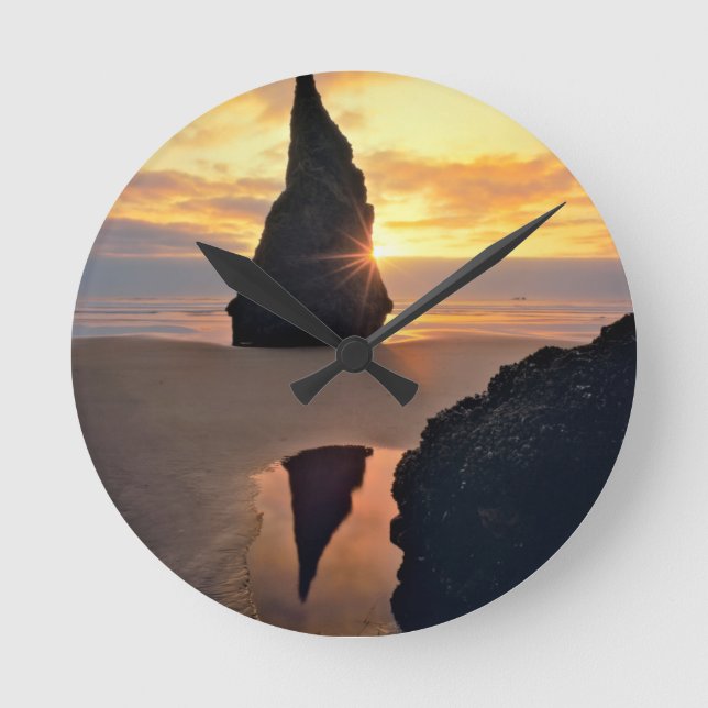 USA, Oregon. Felsbildung bei Sonnenuntergang Runde Wanduhr (Vorderseite)
