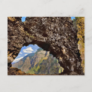 USA, Oregon. Felsen des Ages Arch im Fluss Columbi Postkarte