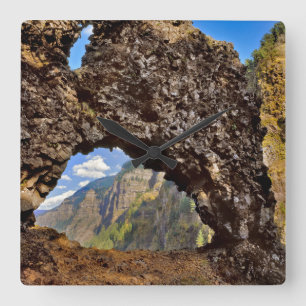 USA, Oregon. Felsen des Ages Arch im Fluss Columbi Quadratische Wanduhr
