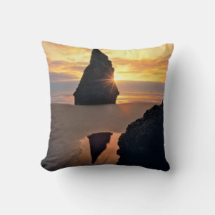 USA, Oregon. Felsformation bei Sonnenuntergang Kissen