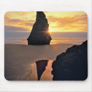 USA, Oregon. Felsformation bei Sonnenuntergang Mousepad