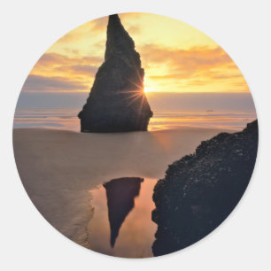 USA, Oregon. Felsformation bei Sonnenuntergang Runder Aufkleber