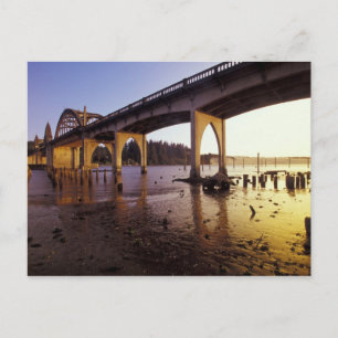 USA, Oregon, Florence. Siuslaw-Brücke und Postkarte