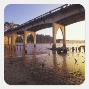 USA, Oregon, Florence. Siuslaw-Brücke und Quadratischer Aufkleber