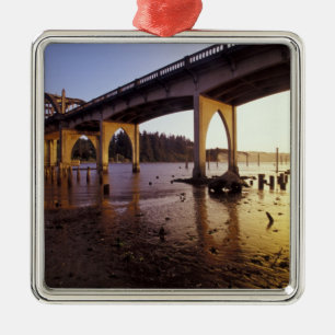 USA, Oregon, Florence. Siuslaw-Brücke und Silbernes Ornament