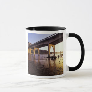USA, Oregon, Florence. Siuslaw-Brücke und Tasse