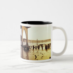 USA, Oregon, Florence. Siuslaw-Brücke und Zweifarbige Tasse