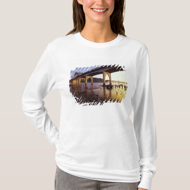 USA, Oregon, Florenz. Siuslaw-Brücke und T-Shirt (Vorderseite)