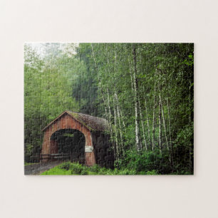 USA, Oregon. Gedeckte Brücke über North Fork