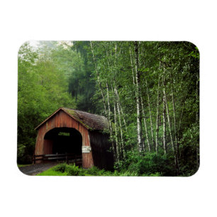 USA, Oregon. Gedeckte Brücke über North Fork Magnet