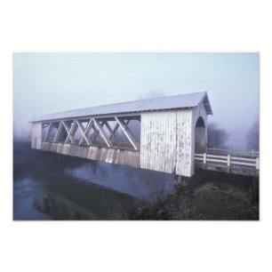 USA, Oregon. Gilkey gedeckte Brücke überspannt Fotodruck