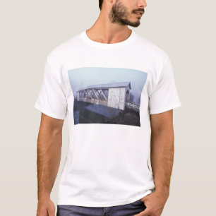 USA, Oregon. Gilkey gedeckte Brücke überspannt T-Shirt