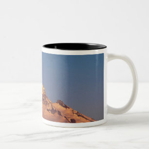 USA, Oregon, Mt Hood. Sonnenuntergang erzeugt Alpe Zweifarbige Tasse