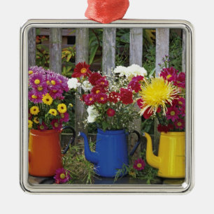 USA, Oregon, Portland. Antikes Emaillegeschirr Silbernes Ornament