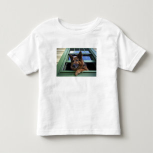 USA, Oregon, Portland. Griff mit langem Fell Kleinkind T-shirt