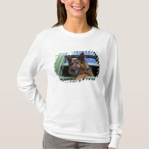 USA, Oregon, Portland. Griff mit langem Fell T-Shirt