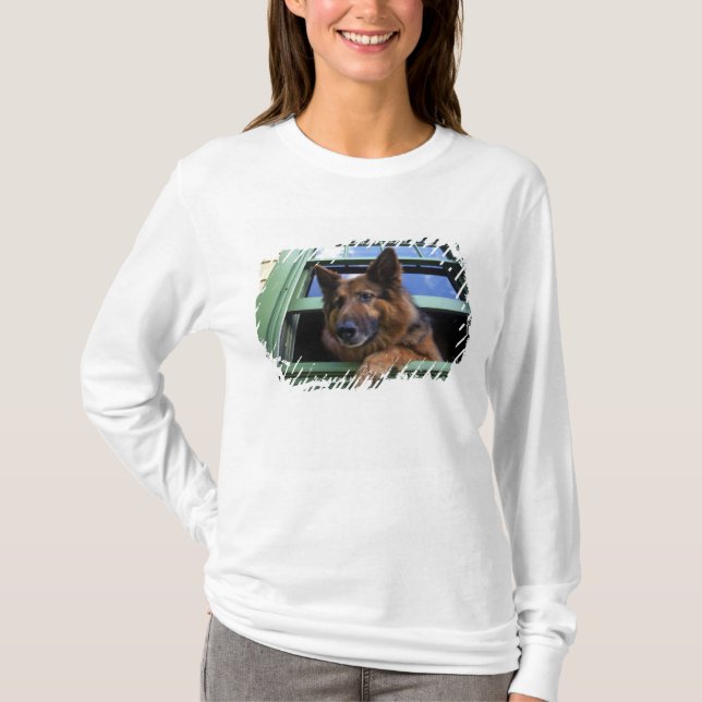 USA, Oregon, Portland. Griff nach dem Haar T-Shirt (Vorderseite)