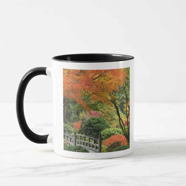 USA, Oregon, Portland. Holzbrücke und Ahorn Tasse (Links)