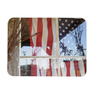 USA, Oregon, Shaniko. Flag im Fenster neben Magnet