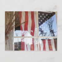 USA, Oregon, Shaniko. Flag im Fenster neben