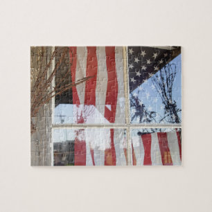 USA, Oregon, Shaniko. Flagge im Fenster nahe bei