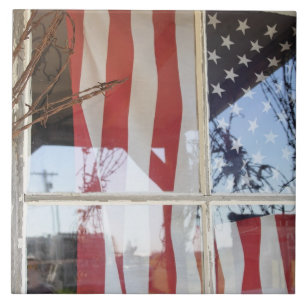 USA, Oregon, Shaniko. Flagge im Fenster neben Fliese