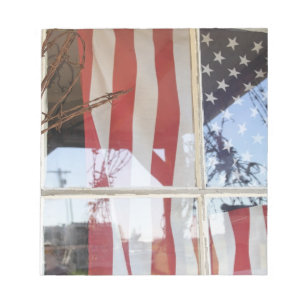 USA, Oregon, Shaniko. Flagge im Fenster neben Notizblock