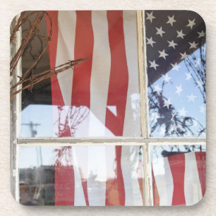 USA, Oregon, Shaniko. Flagge im Fenster neben Untersetzer