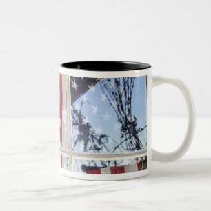 USA, Oregon, Shaniko. Flagge im Fenster neben Zweifarbige Tasse