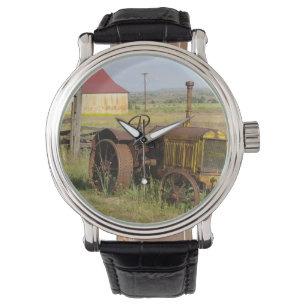USA, Oregon, Shaniko. Rostiger Vintage-Traktor in Armbanduhr