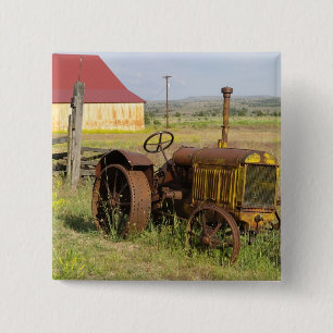 USA, Oregon, Shaniko. Rostiger Vintage-Traktor in Button