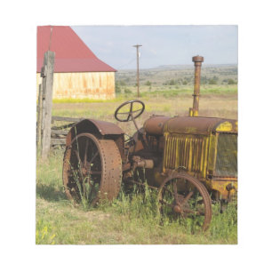USA, Oregon, Shaniko. Rostiger Vintage-Traktor in Notizblock