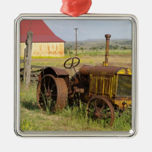 USA, Oregon, Shaniko. Rostiger Vintage-Traktor in Ornament Aus Metall